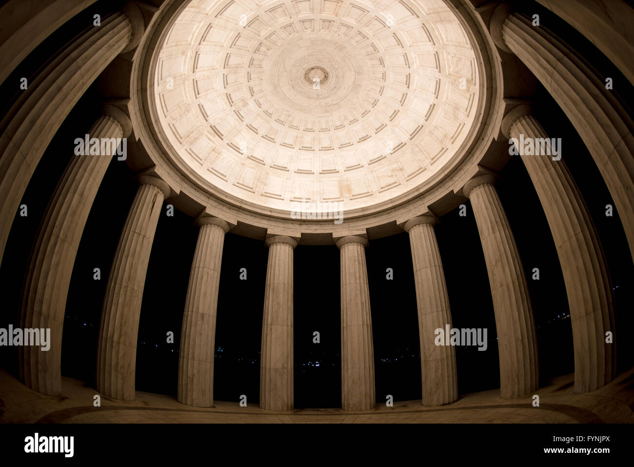 WASHINGTON DC, USA – Innenansicht der Kuppeldecke und Säulen des District of Columbia war Memorial bei Nacht in der National Mall. Das kreisförmige Denkmal, das 1931 fertiggestellt wurde, weist eine Marmorkonstruktion aus Vermont mit zwölf dorischen Säulen auf, die die beleuchtete Kuppel stützen. Diese Weitwinkelperspektive zeigt die klassischen architektonischen Details der Innenstruktur der Gedenkstätte. Stockfoto