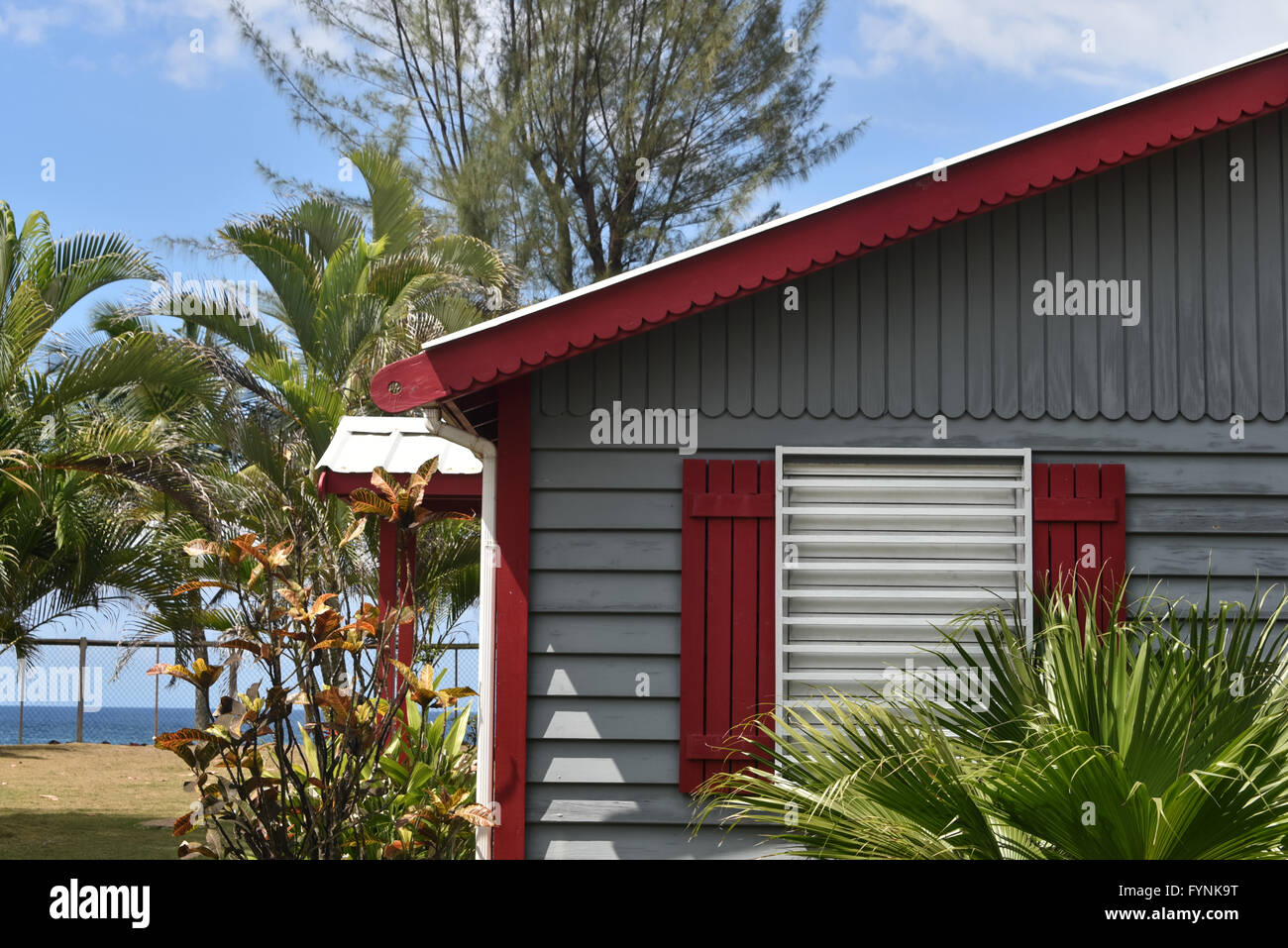 Eine kleine Bungalow-Stil-Haus direkt am Strand in Rincón, Puerto Rico Stockfoto