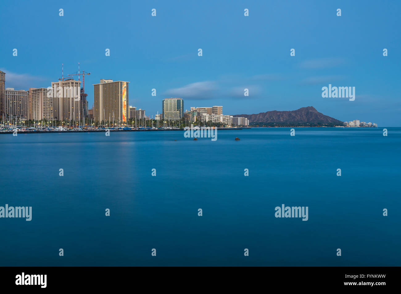 Ein Blick auf Waikiki und Diamond Head in der Abenddämmerung vom Ala Moana Beach Park. Stockfoto