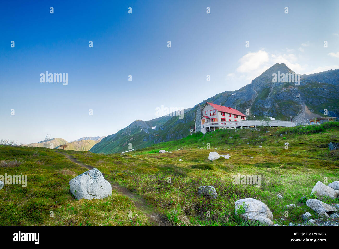 Wooden ummauerten Goldrausch Visitor Center in Alaska Wildnis. Stockfoto