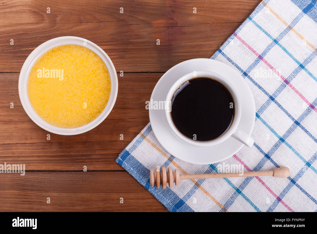 Tasse Kaffee und Honig auf einem Holztisch. Stockfoto