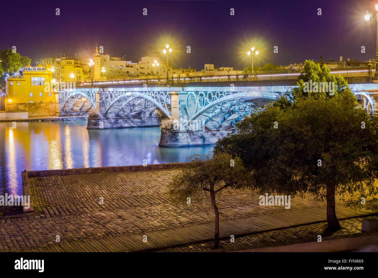 Sevilla ist zweigeteilt durch den Fluss Guadalquivir, und seine berühmteste Brücke ist die Triana Brücke, verbindet die historische ce Stockfoto