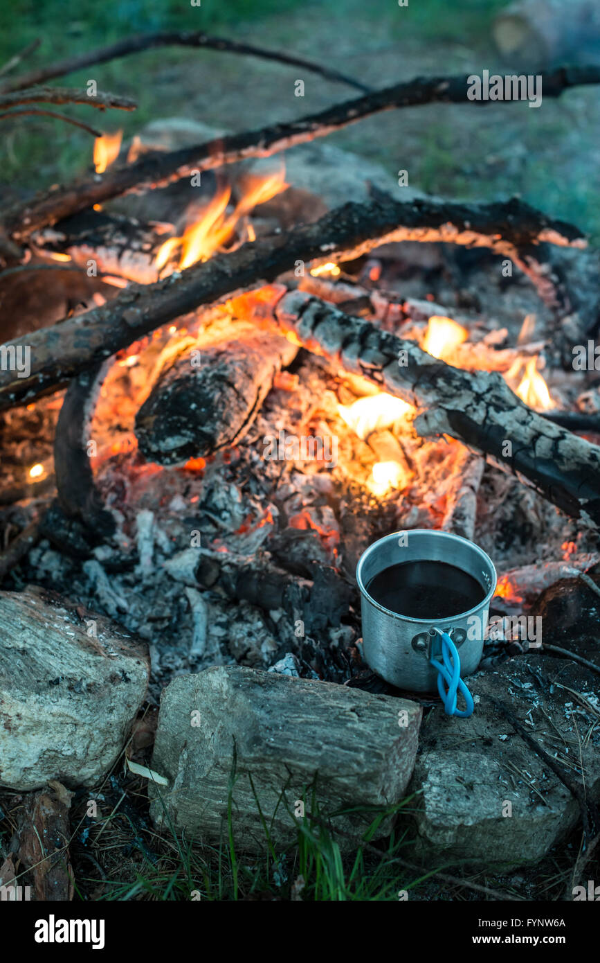 Zubereitung von Kaffee am Lagerfeuer im Wald. Stockfoto