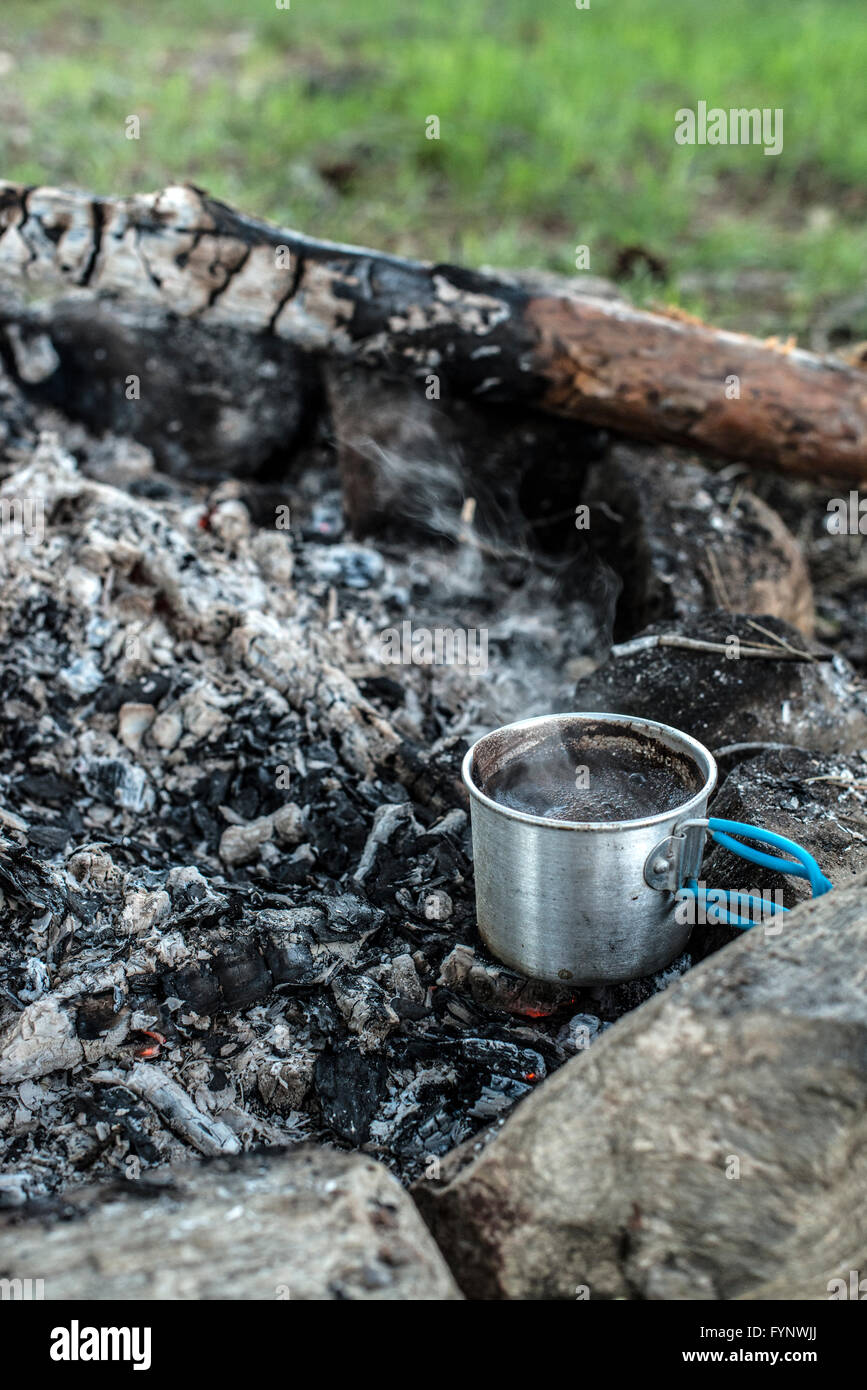 Zubereitung von Kaffee am Lagerfeuer im Wald. Stockfoto