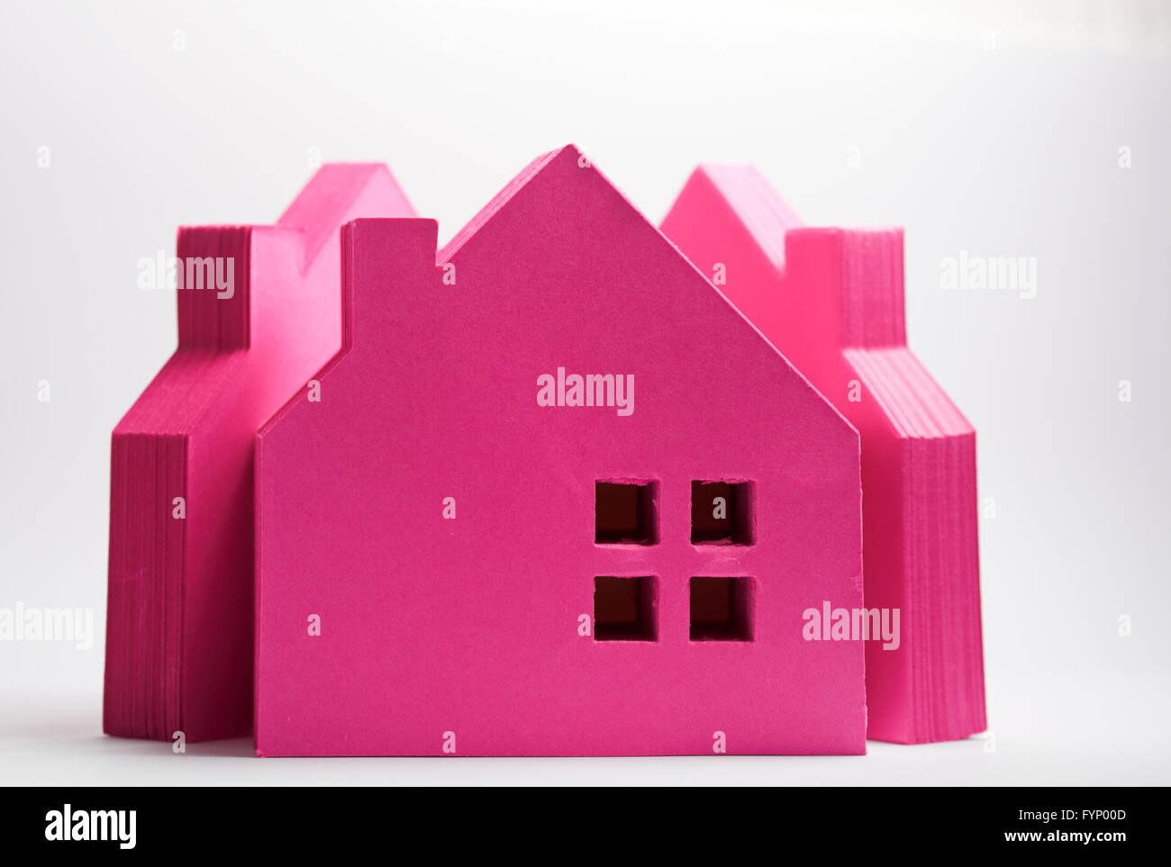 Ein rosa Papierblock in Form von Häusern Stockfoto