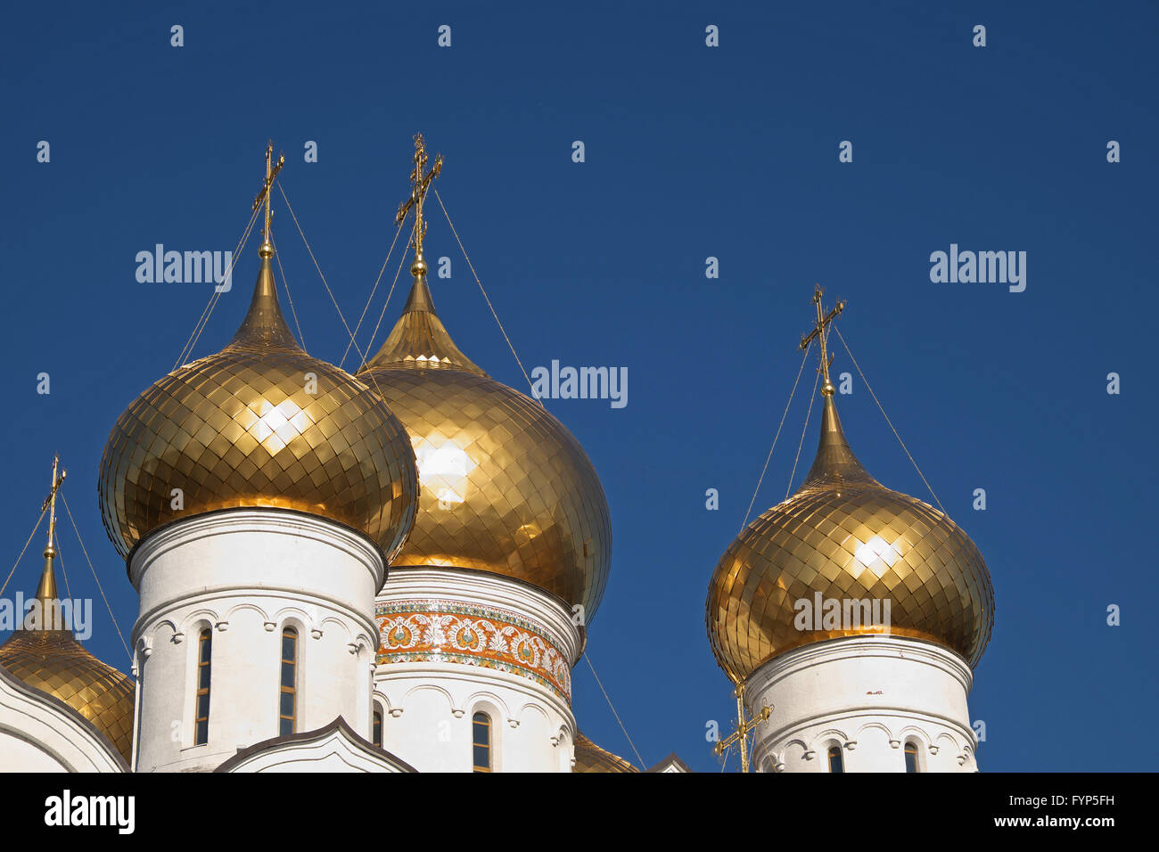 Golden zwiebelförmigen Kuppeln der Kathedrale der Himmelfahrt Mariens, Jaroslawl, Russland. Stockfoto