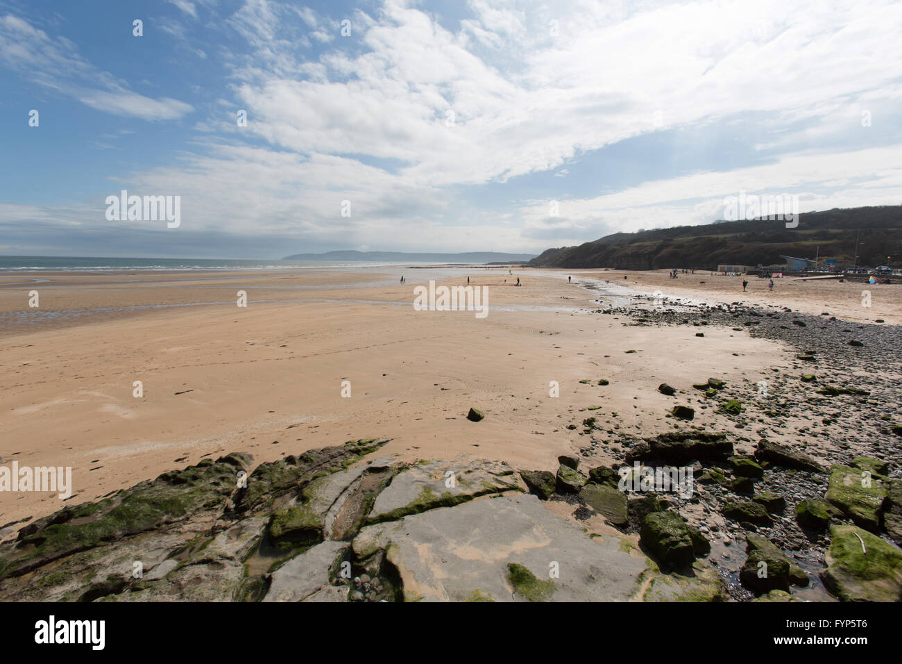 Wales und Anglesey Küstenweg, Wales. Benllech Sands Beach, mit Red Wharf Bay im Hintergrund. Stockfoto