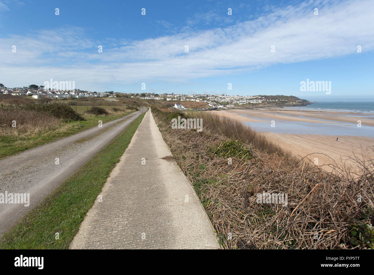 Wales und Anglesey Küstenweg, Wales. Malerische Aussicht auf Anglesey Küstenweg mit Benllech Sands im Hintergrund. Stockfoto