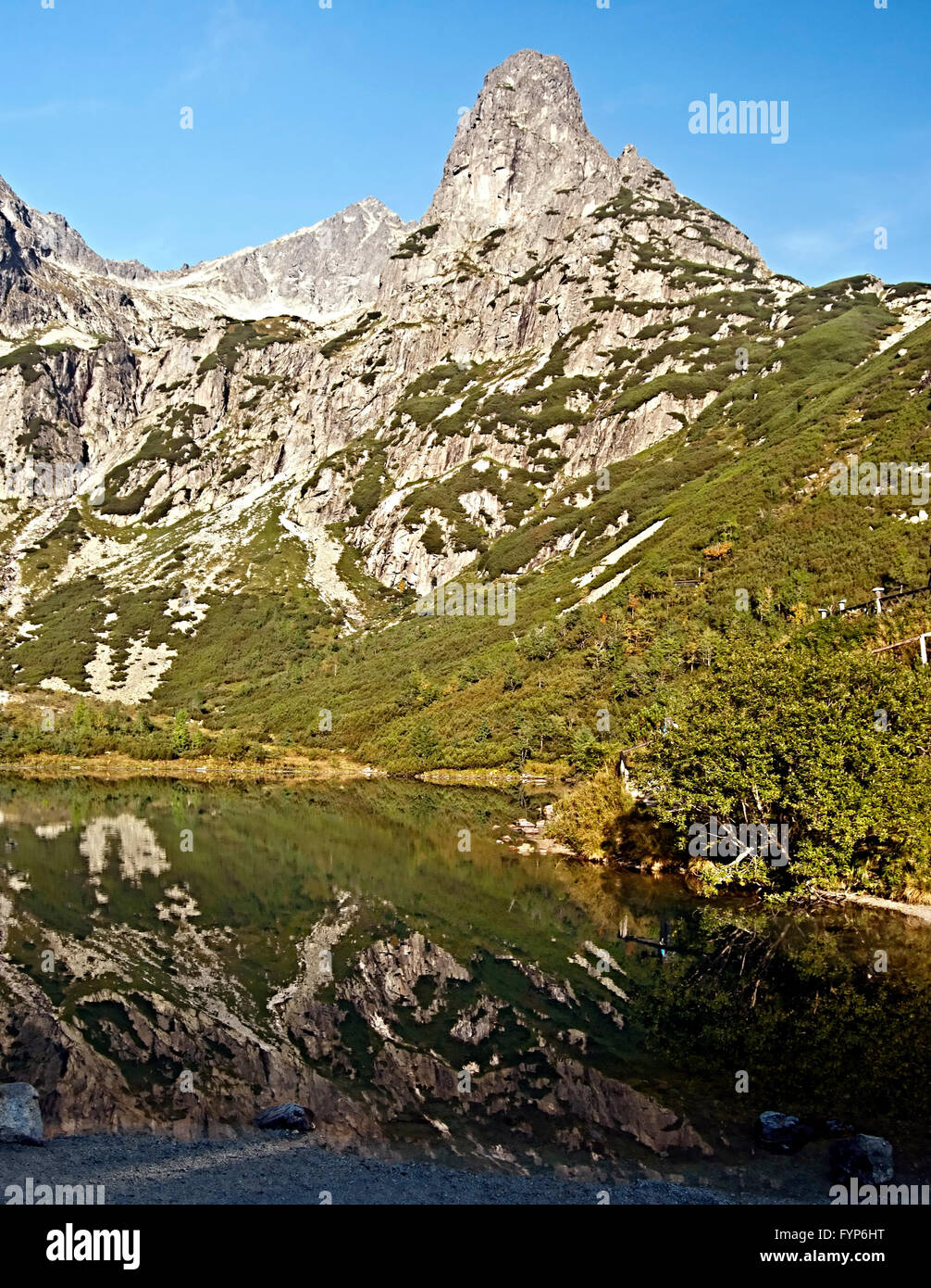 Zelené Pleso Bergsee, Jastrabia Veza und Kolovy Stit Peak in der hohen Tatra während Sommermorgen mit klarem Himmel Stockfoto