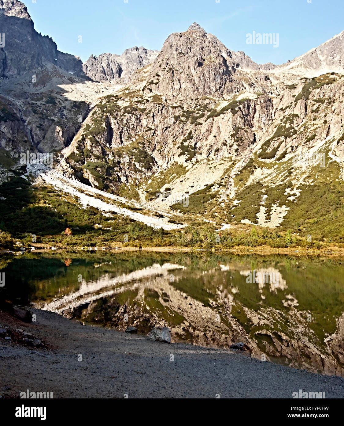 Zelené Pleso Bergsee mit Zmrzla Veza, Baranie Rohy und Spisky Stit Peak in der hohen Tatra mit klarem Himmel Stockfoto