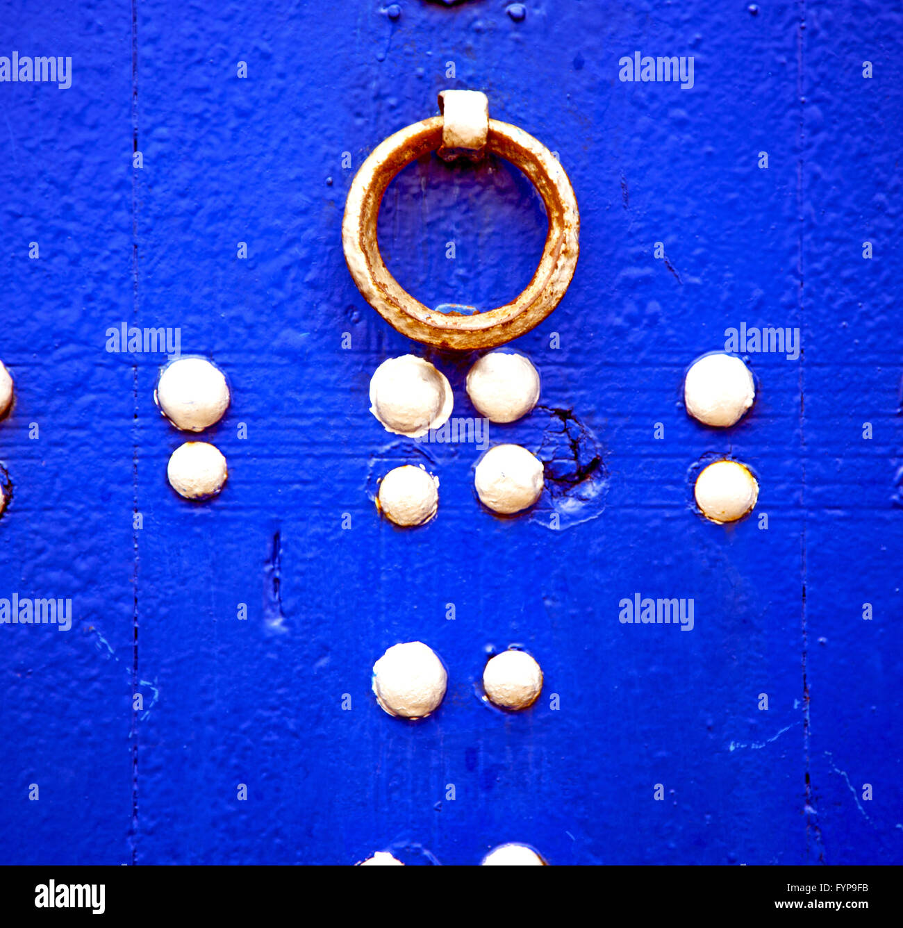 rostiges Metall Nagel schmutzig abgespeckte Farbe in den blauen Holz Tür und Marokko Klopfer Stockfoto