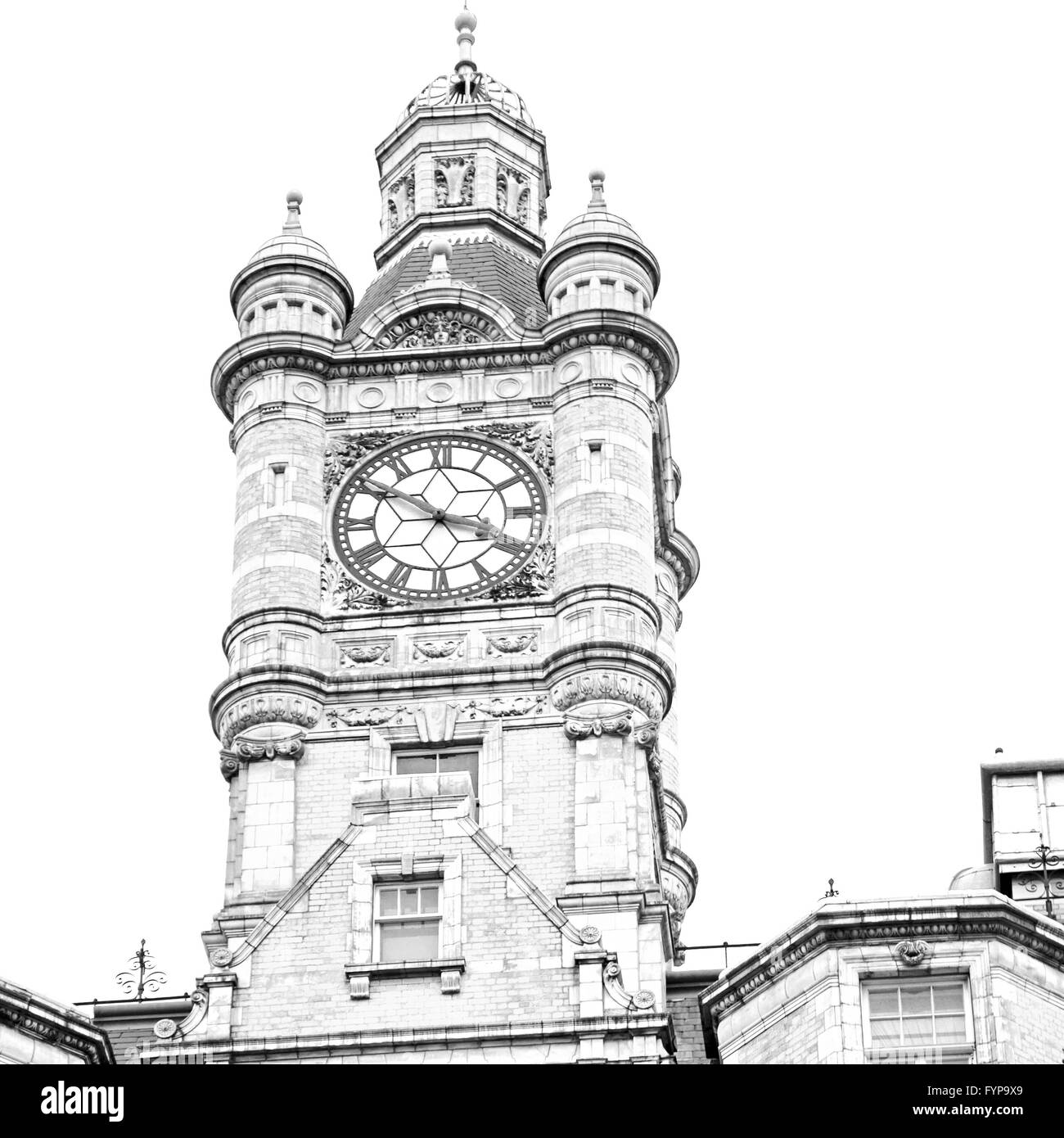 alte Architektur der Außenwand in London England Fenster und Ziegel Stockfoto
