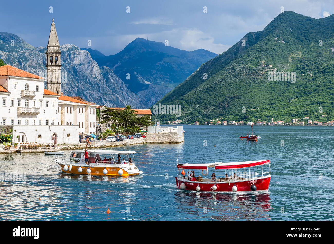 Blick auf Boote und Perast Stadt Stockfoto