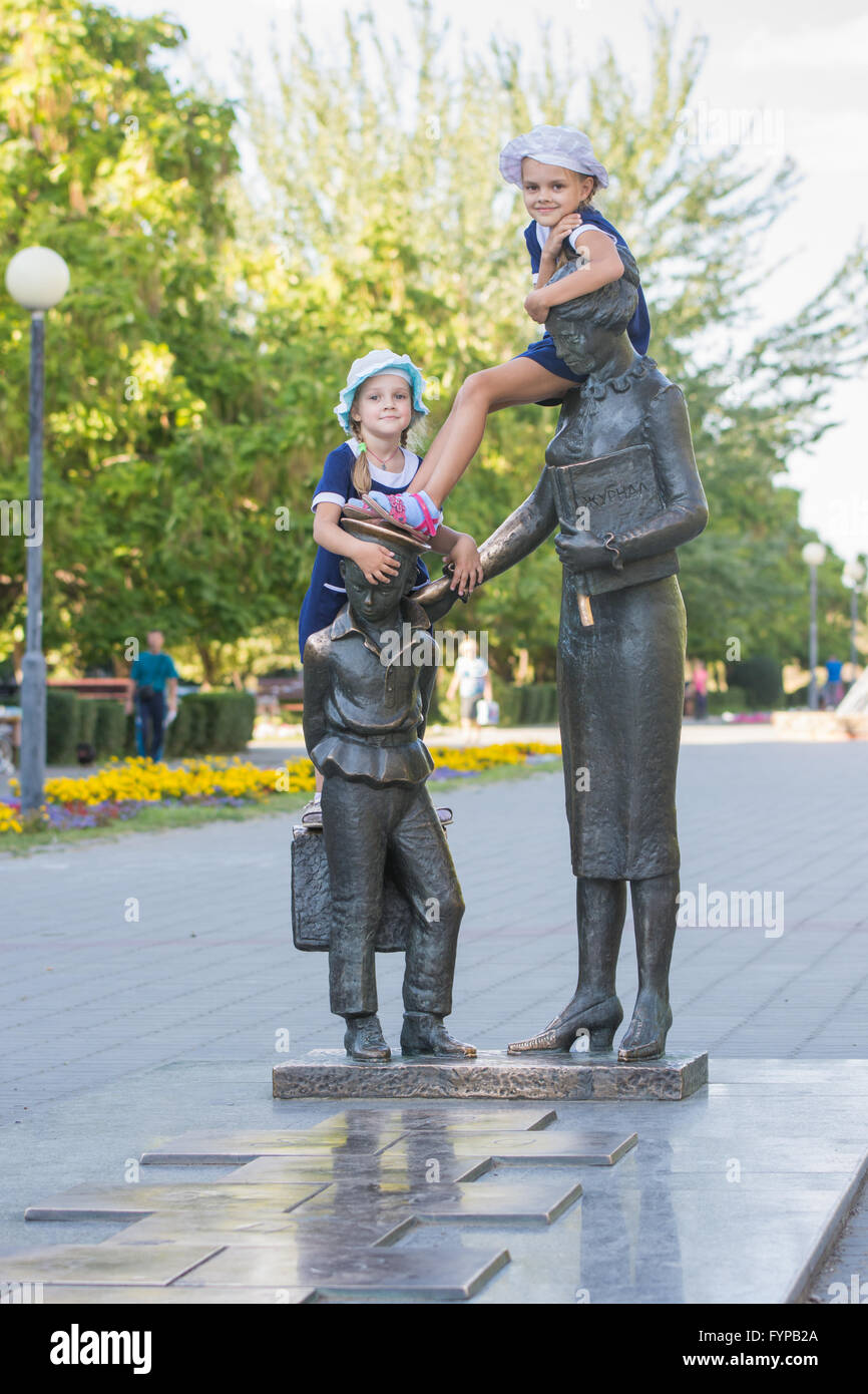 Zwei Mädchen auf dem Denkmal des ersten Lehrers Stockfoto