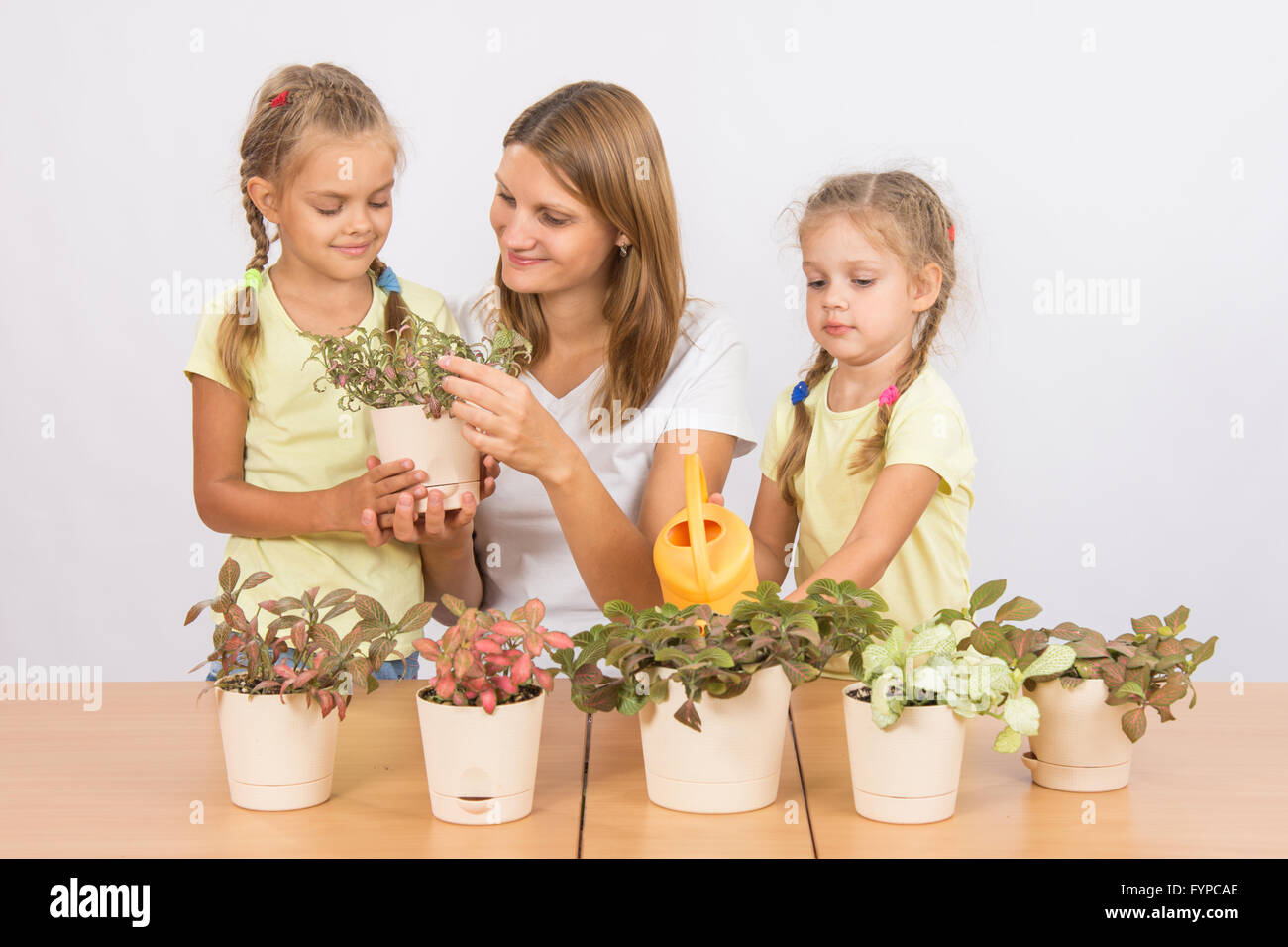 Mutter und Tochter Fürsorge für Pflanzen Stockfoto