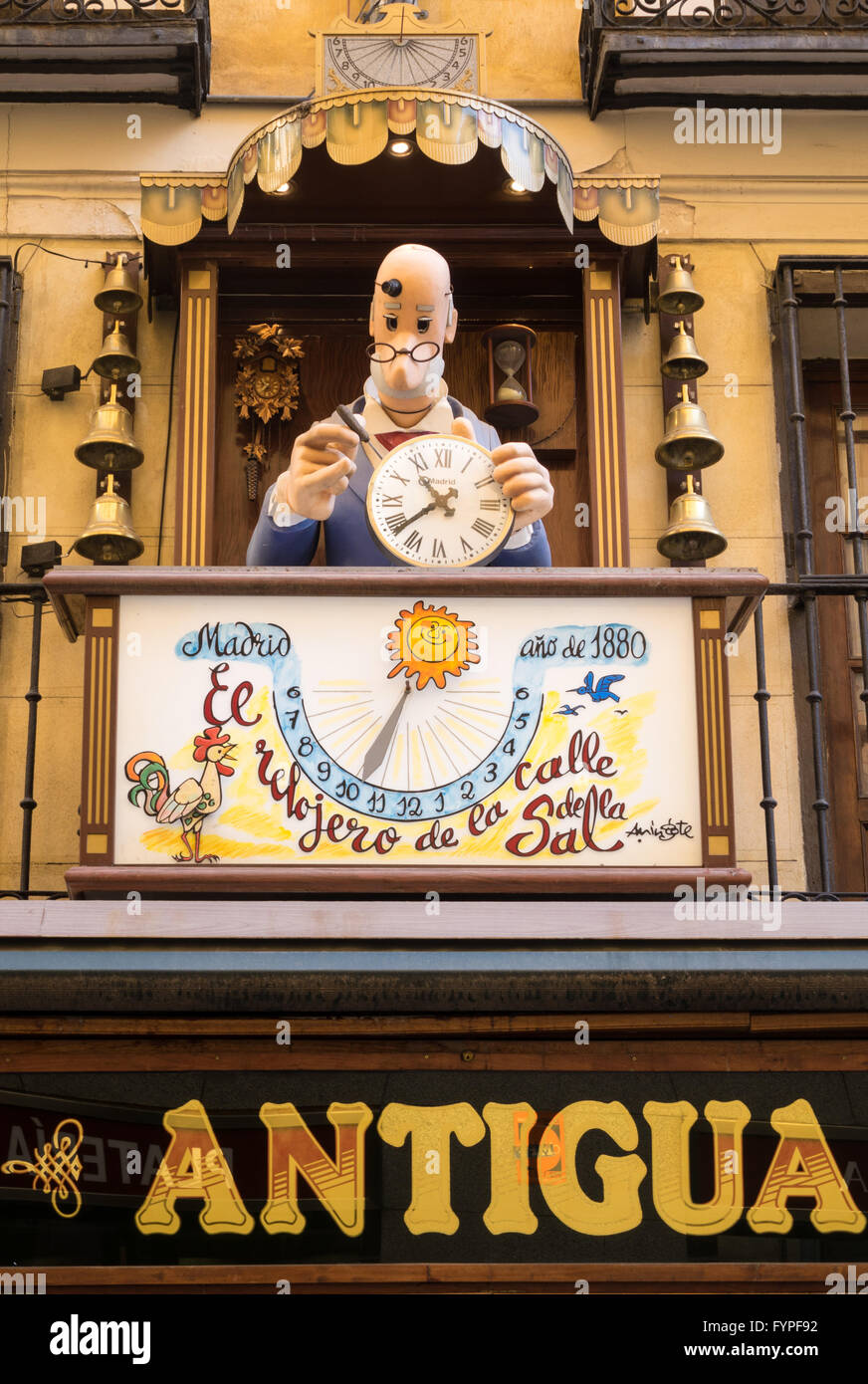 Antike Uhr und Uhr Gebäude in Madrid Spanien Stockfoto