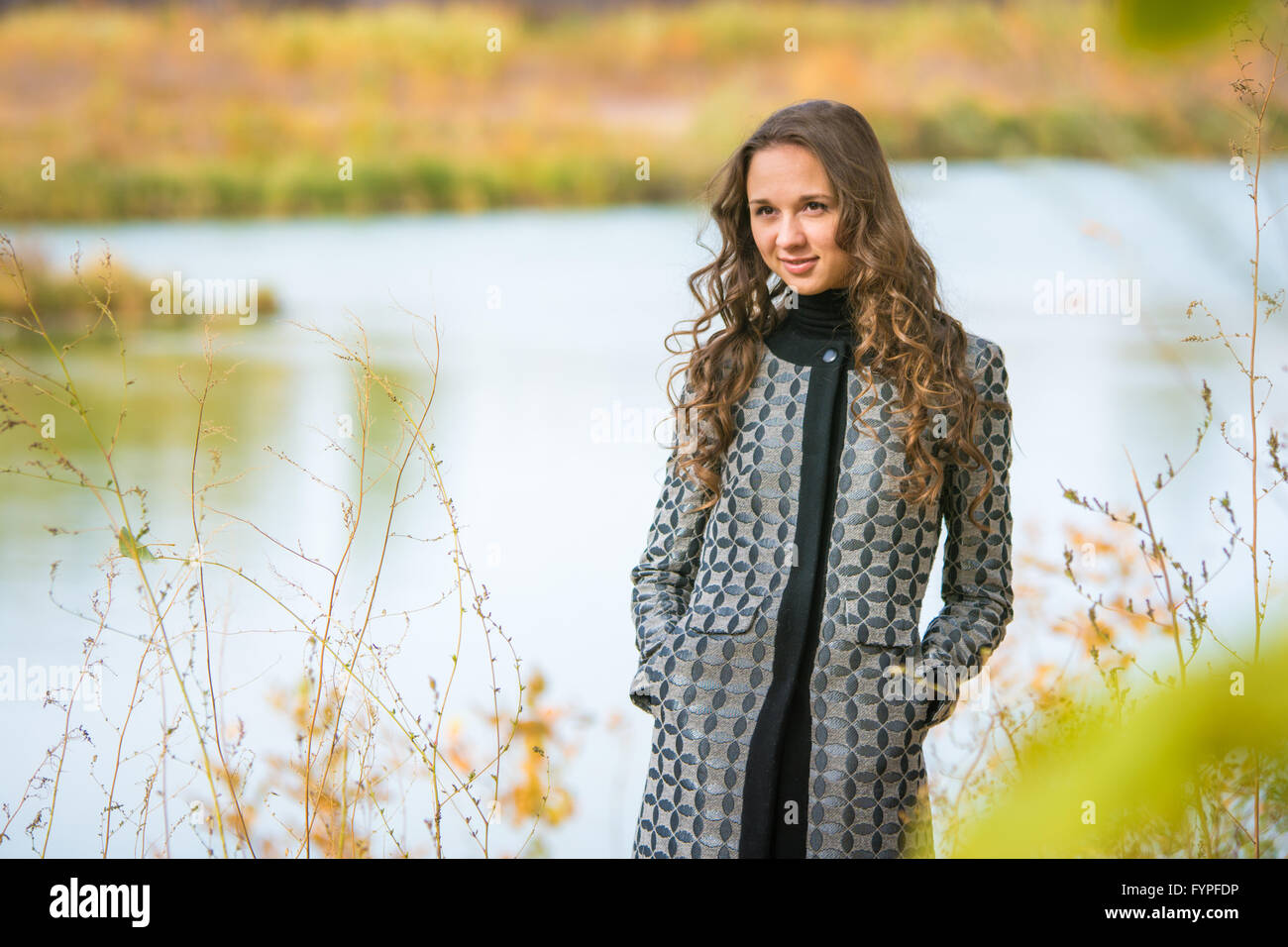 Porträt eines jungen Mädchens auf einem Hintergrund des Flusses Herbst Stockfoto