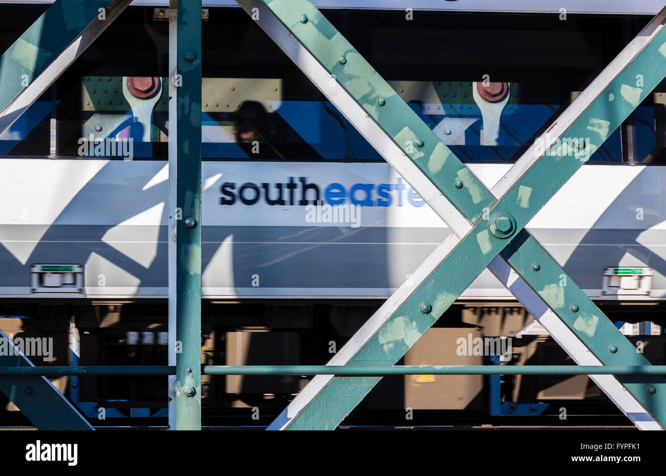 South Eastern Eisenbahnwagen auf Brücke in London Stockfoto