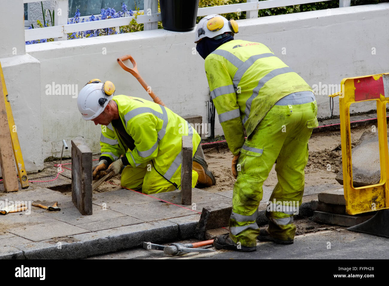 Arbeiter ersetzt eine Fahrbahn in städtischen Seitenstraße in Southsea England uk Stockfoto