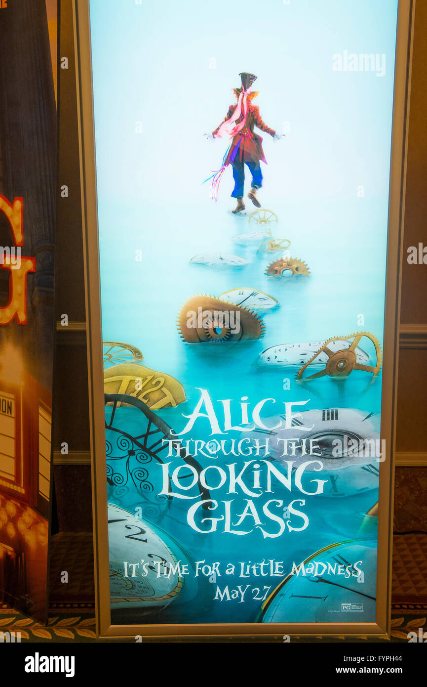 Eine Anzeige für den Film "Alice through the Looking Glass" im Caesars Palace während CinemaCon in Las Vegas Stockfoto