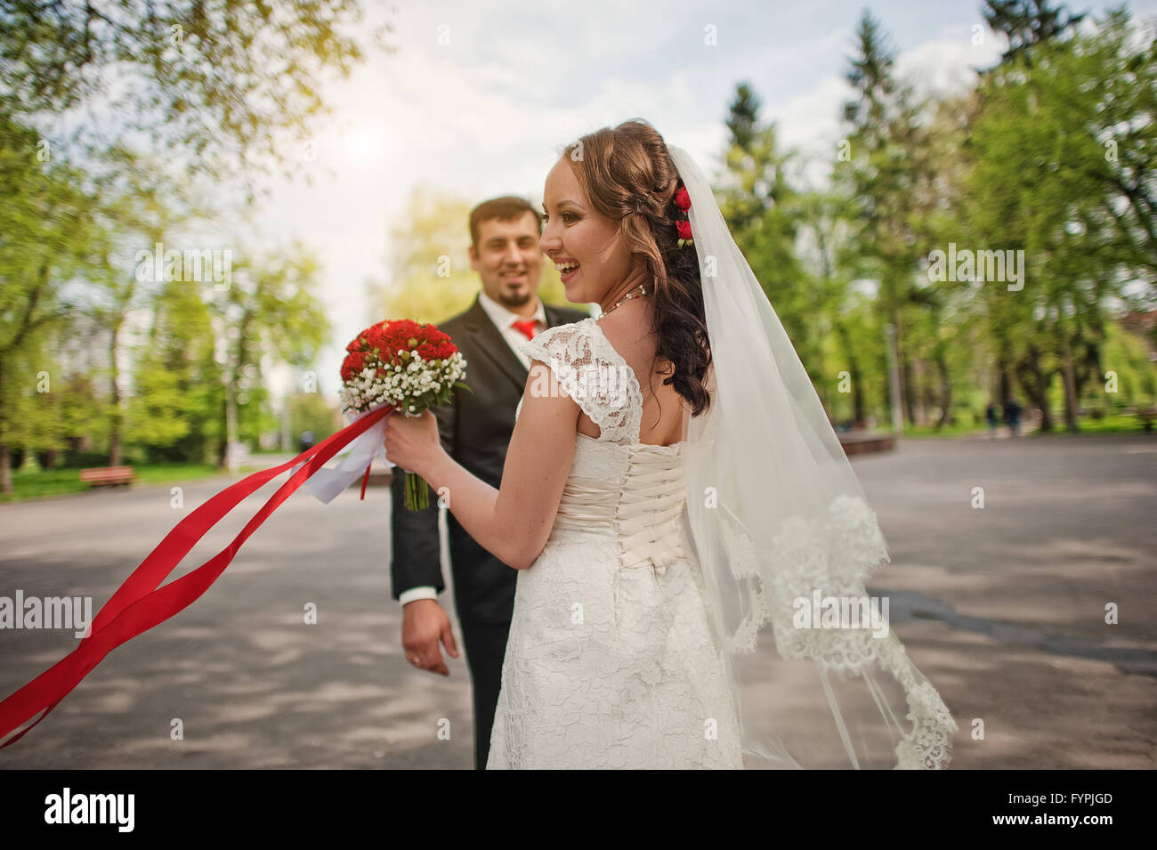 Tanzendes Hochzeitspaar mit lächelte Emotionen Stockfoto