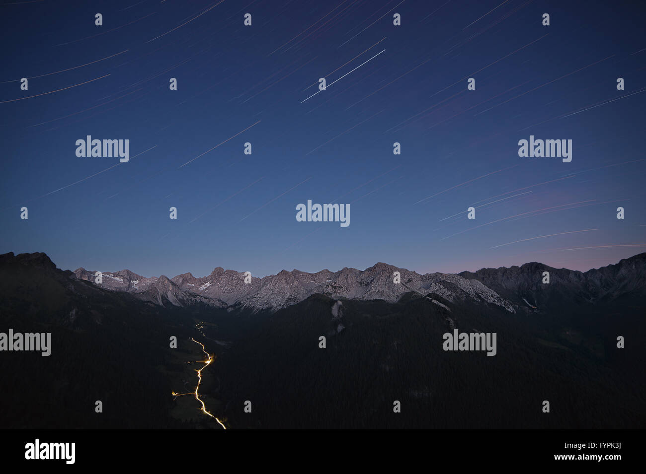 Sterne Spuren über Bergkette Stockfoto