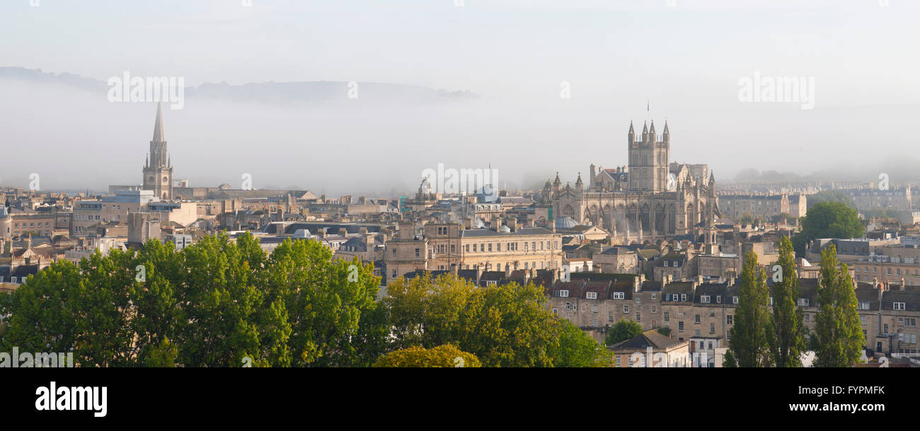Panoramablick über die Stadt Bath mit einem nebligen Himmel. Stockfoto