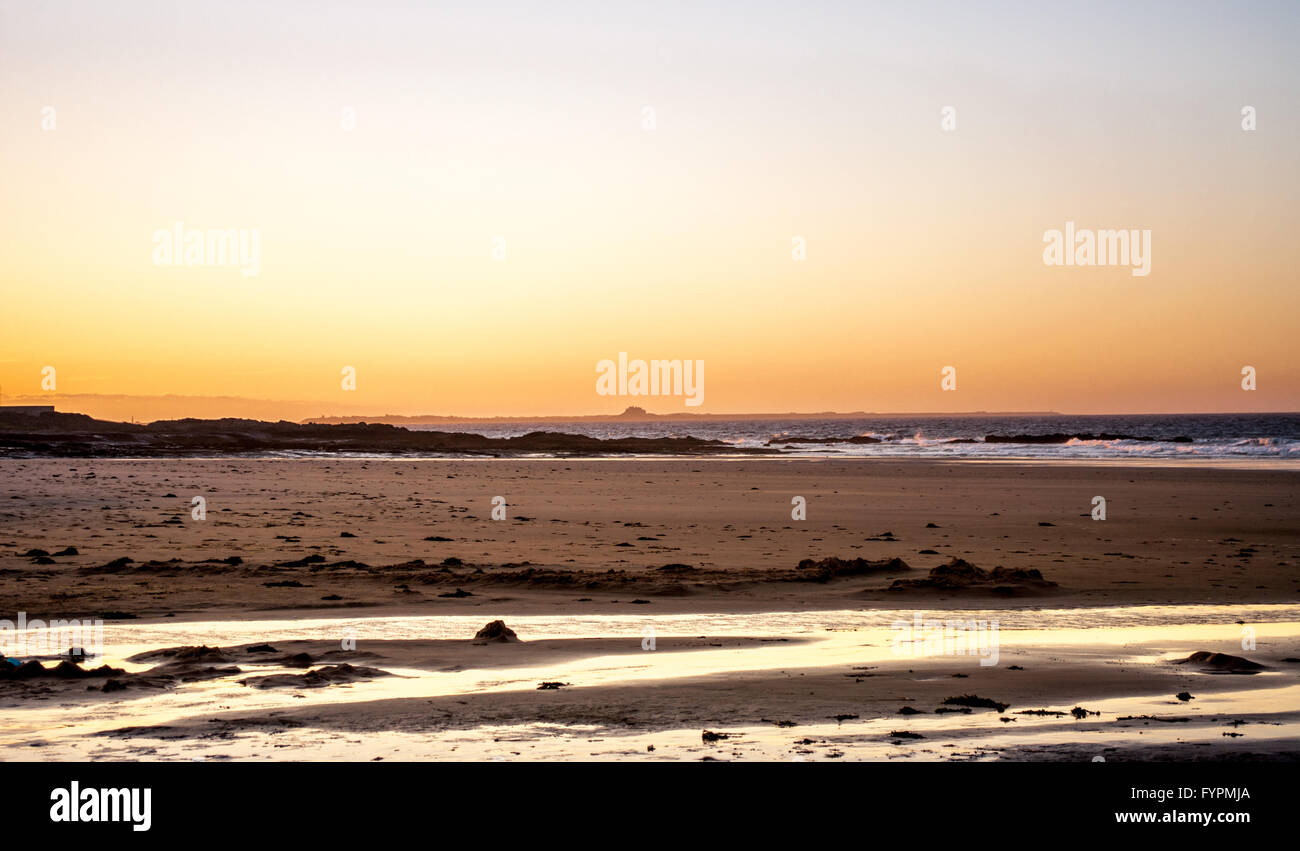 Eine goldene Abendsonne am Strand von Bamburgh in atemberaubender Northumberland Stockfoto