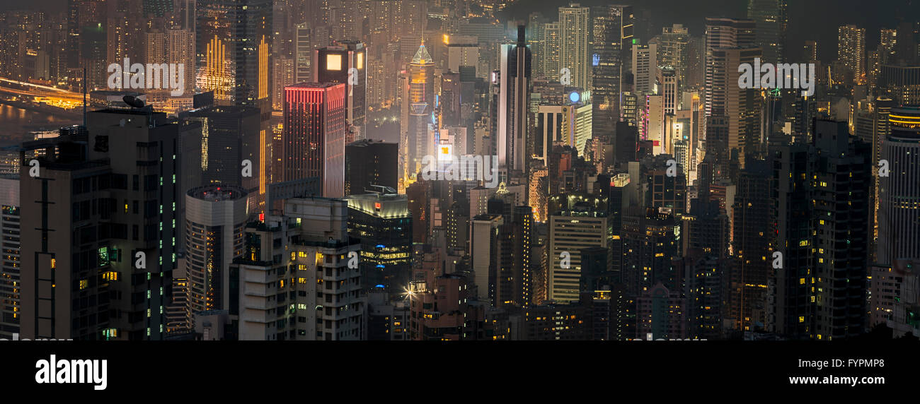 Panoramablick von Wolkenkratzern in der Nacht. Die Hong Kong Skyline-Blick vom Victoria Peak. Hong Kong, China. Stockfoto