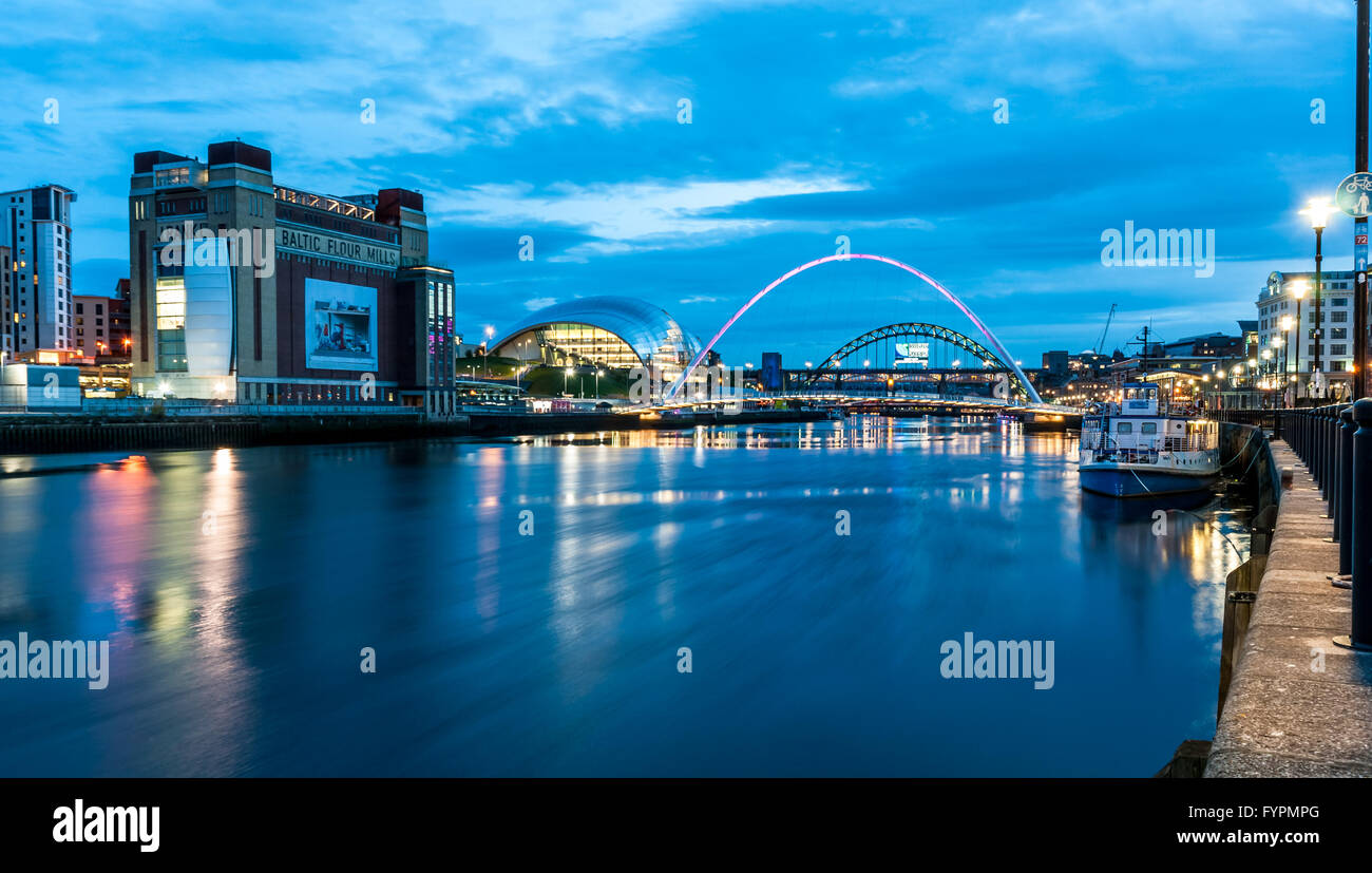 Die baltischen Floumill auf Newcastle Quayside mit Salbei, Millennium Bridge und Tyne Bridge Stockfoto