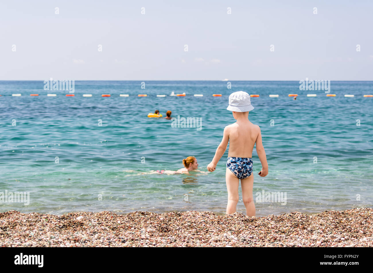 Kleine Jungen spielen in der Nähe von Meer Stockfoto