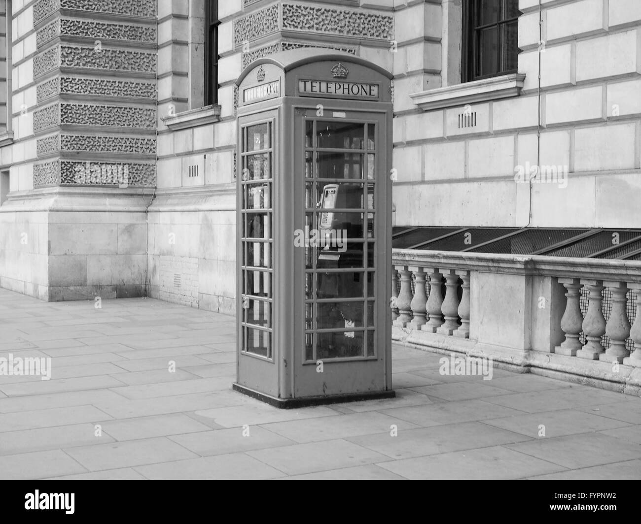 Schwarz / weiß rote Telefonzelle in London Stockfotografie - Alamy