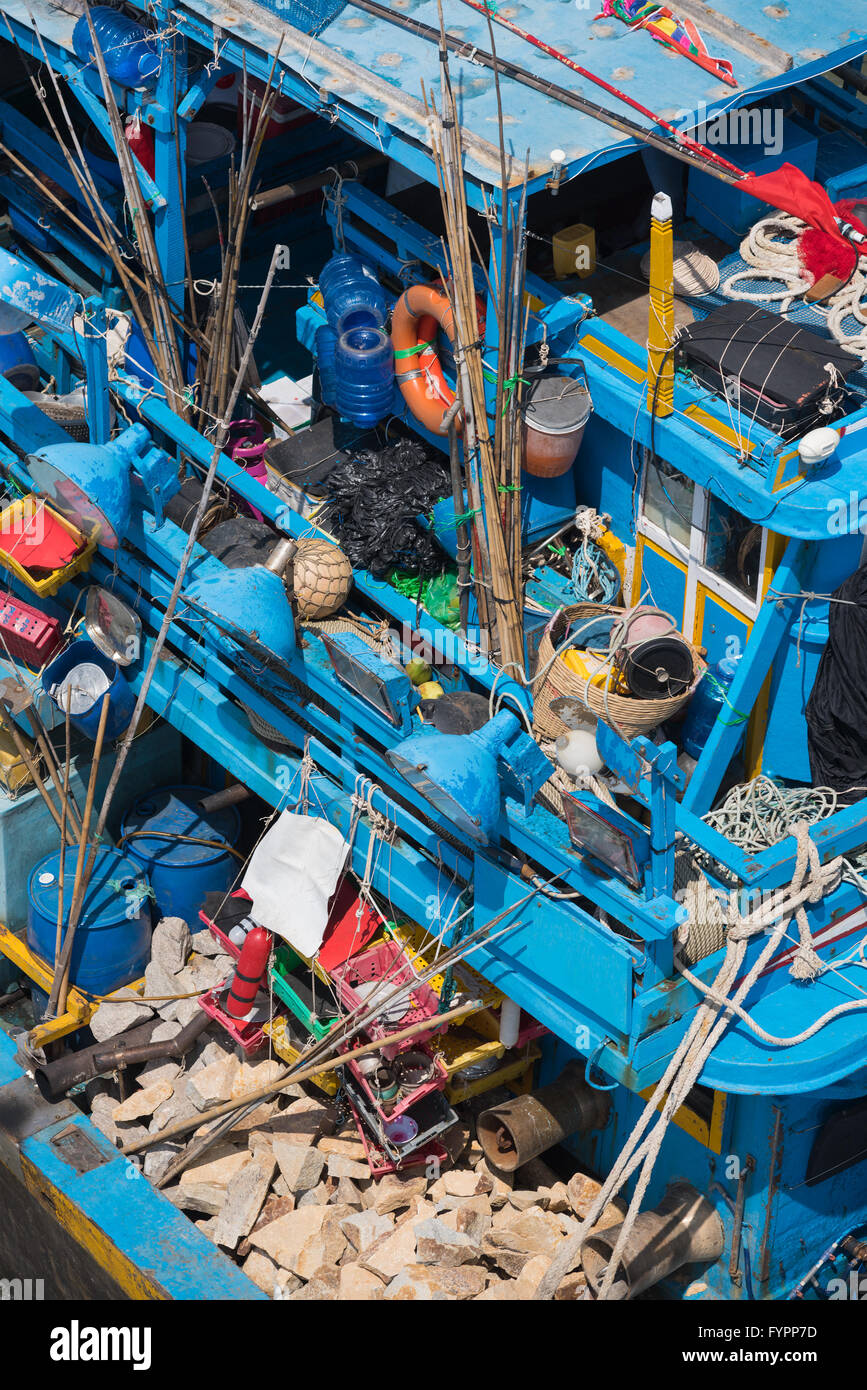 Fishermans Boot mit Kleinigkeiten gefüllt Stockfoto