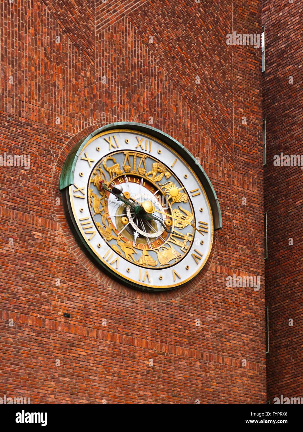 Astronomische Uhr am Wand Rathaus - Oslo Norwegen Stockfoto