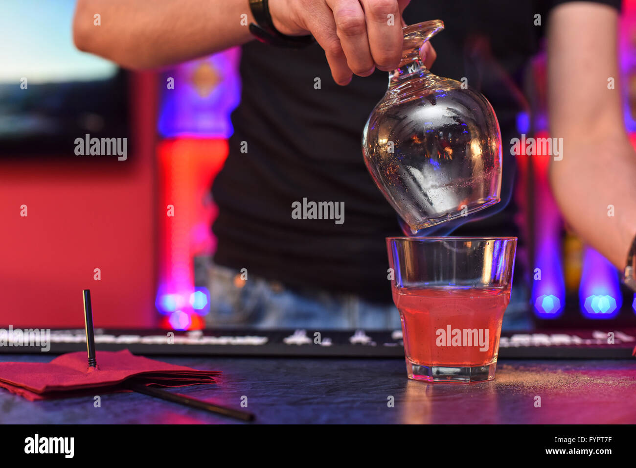 Cocktail in der bar machen Stockfoto