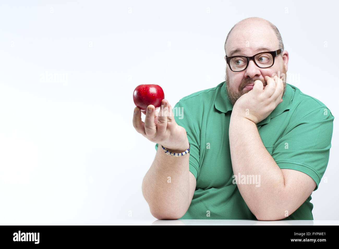 Komplette ein Mann schaut ein reifer Apfel. Stockfoto