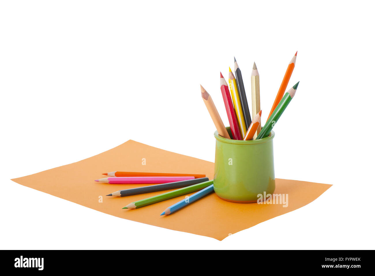 Farbstifte auf orange Papier. Stockfoto