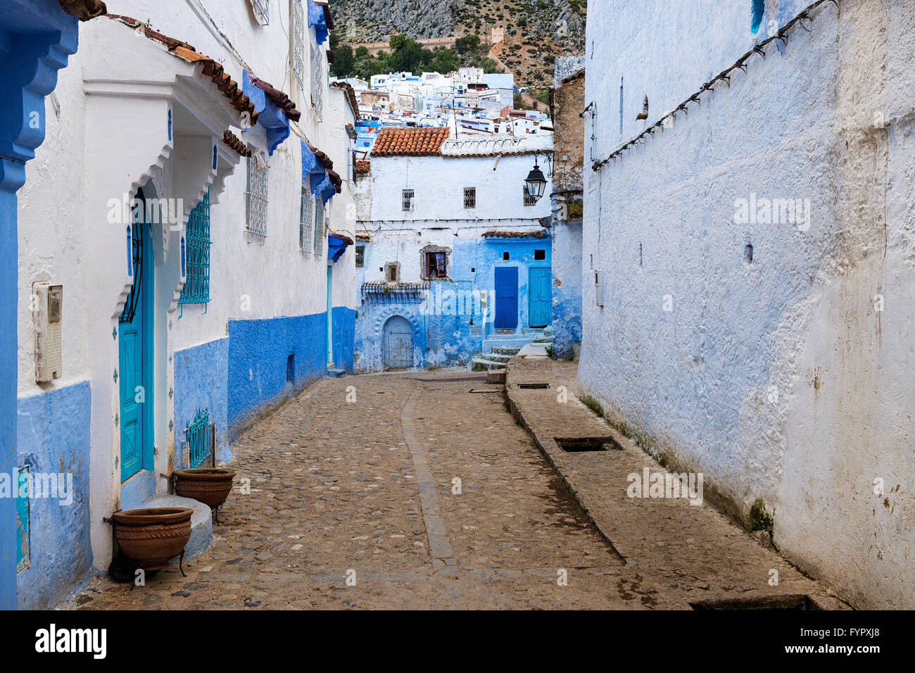 Blick auf eine Straße in die Stadt Chefchaouen in Marokko Stockfoto