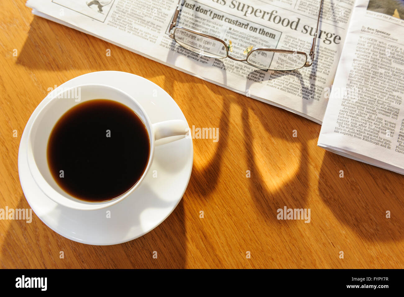 Draufsicht der Kaffee Tasse Zeitung und eine Brille. Stockfoto