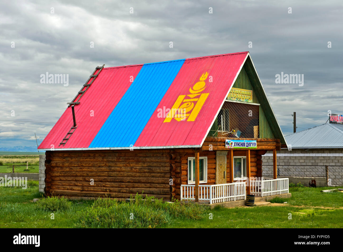 Mongolische Nationalflagge, Dach, Malerei, Lebensmittelgeschäft, Dashinchilen, Bulgan Provinz, Mongolei Stockfoto