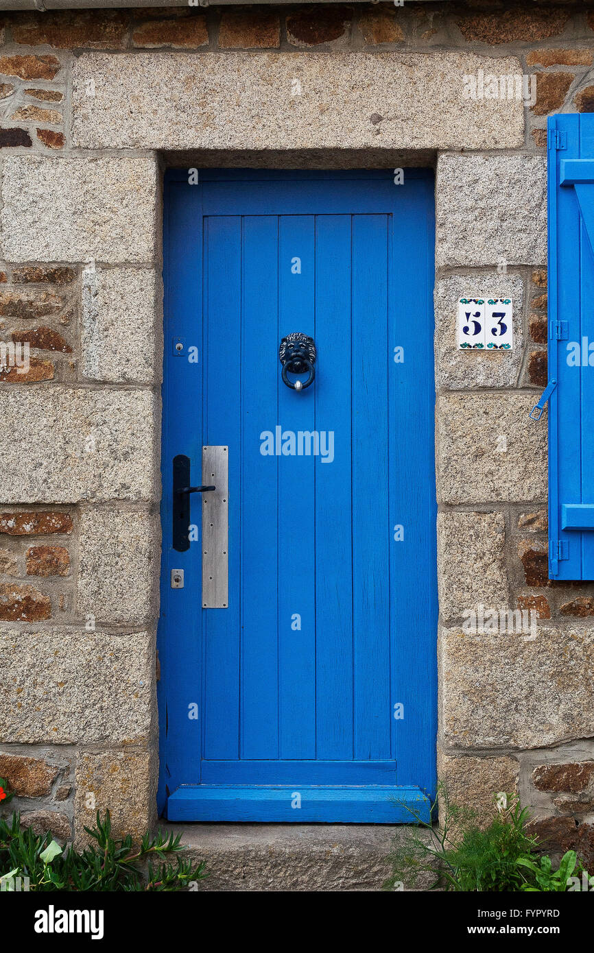 Blaue Tür in eine typische Fassade in der Bretagne (Frankreich) Stockfoto