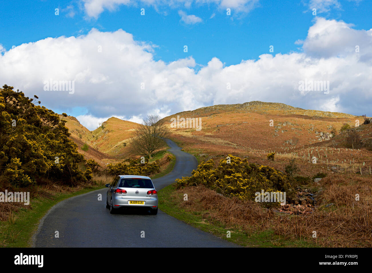 Auto Klettern bis Birker fiel, Nationalpark Lake District, Cumbria, England UK Stockfoto