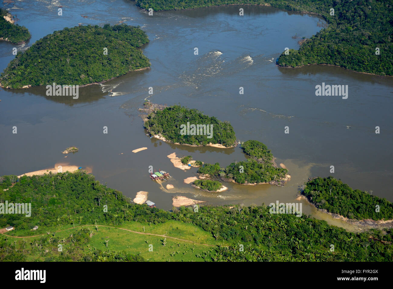 Luftbild, Floße von Goldsuchern oder Garimpeiros im tropischen Fluss Rio Tapajos im Amazonas-Regenwald, district Itaituba Stockfoto