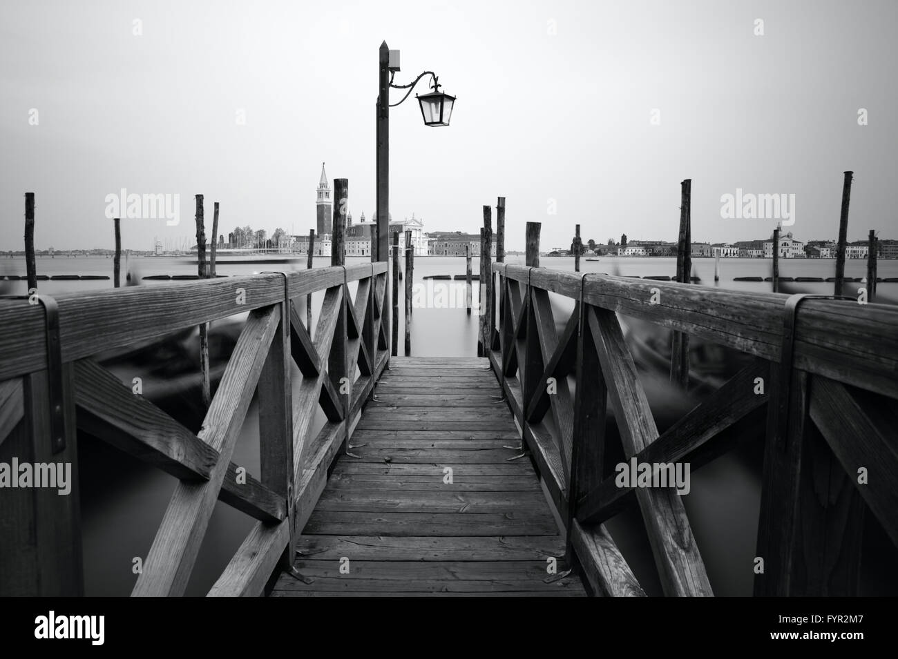 Schwarz / weiß Foto von Venedig direkt am Meer Stockfoto