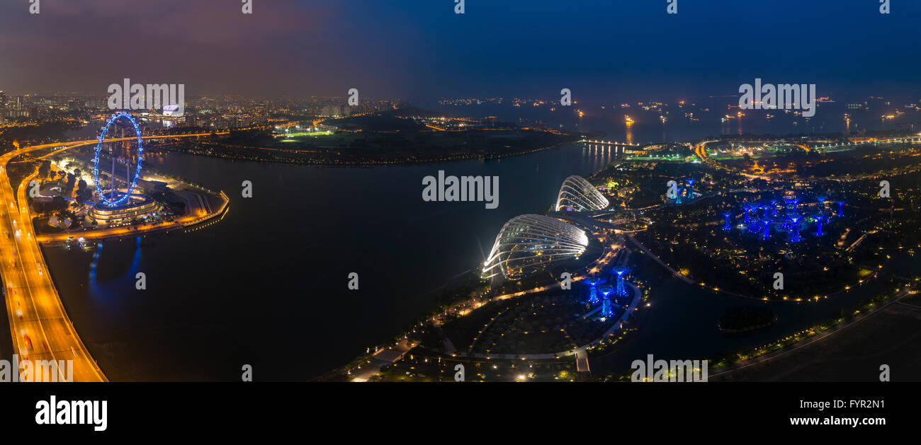 Riesenrad und Gärten durch die Bucht, Flower Dome, Nacht, Singapur Stockfoto