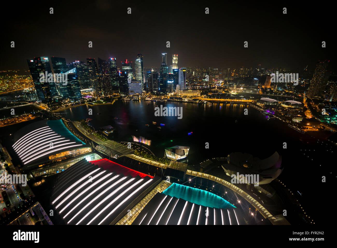 Marina Bay und ArtScience Museum bei Nacht, finanziellen Bezirk hinter Wolkenkratzer, Singapur Stockfoto