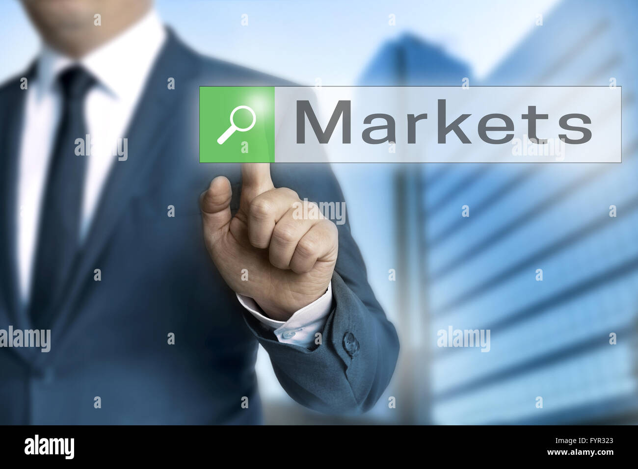 Märkte-Browser wird von dem Geschäftsmann betrieben. Stockfoto
