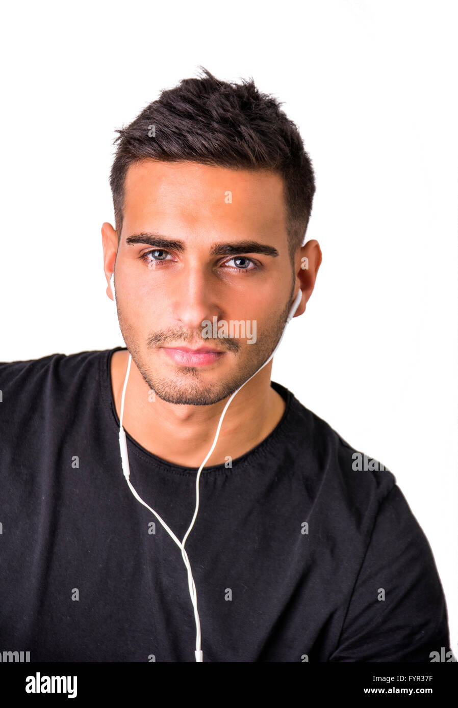 Attraktiver junger Mann mit Kopfhörern Musik hören, isoliert auf weißem Hintergrund Stockfoto