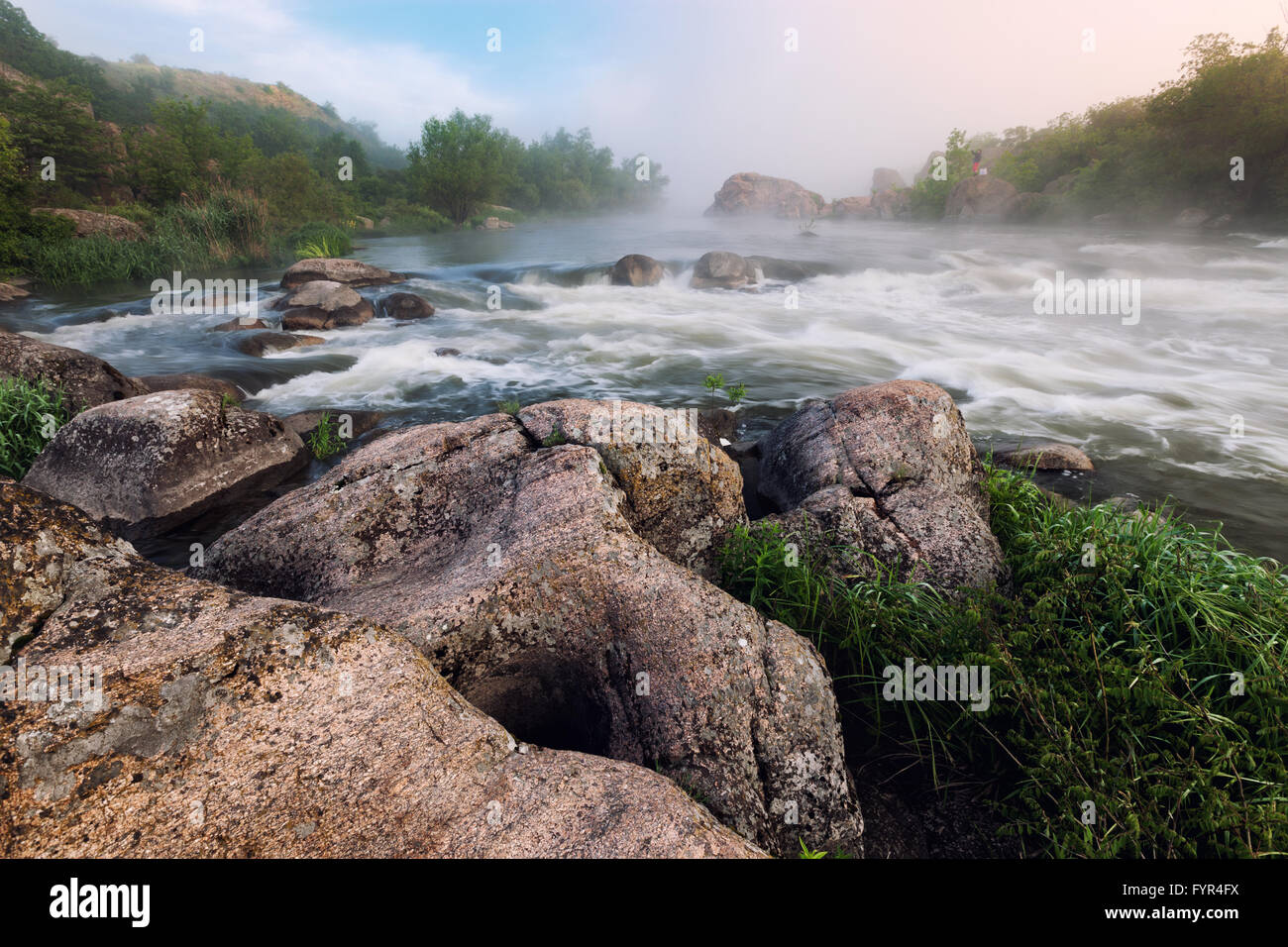 Neblig Fluss am Morgen Stockfoto