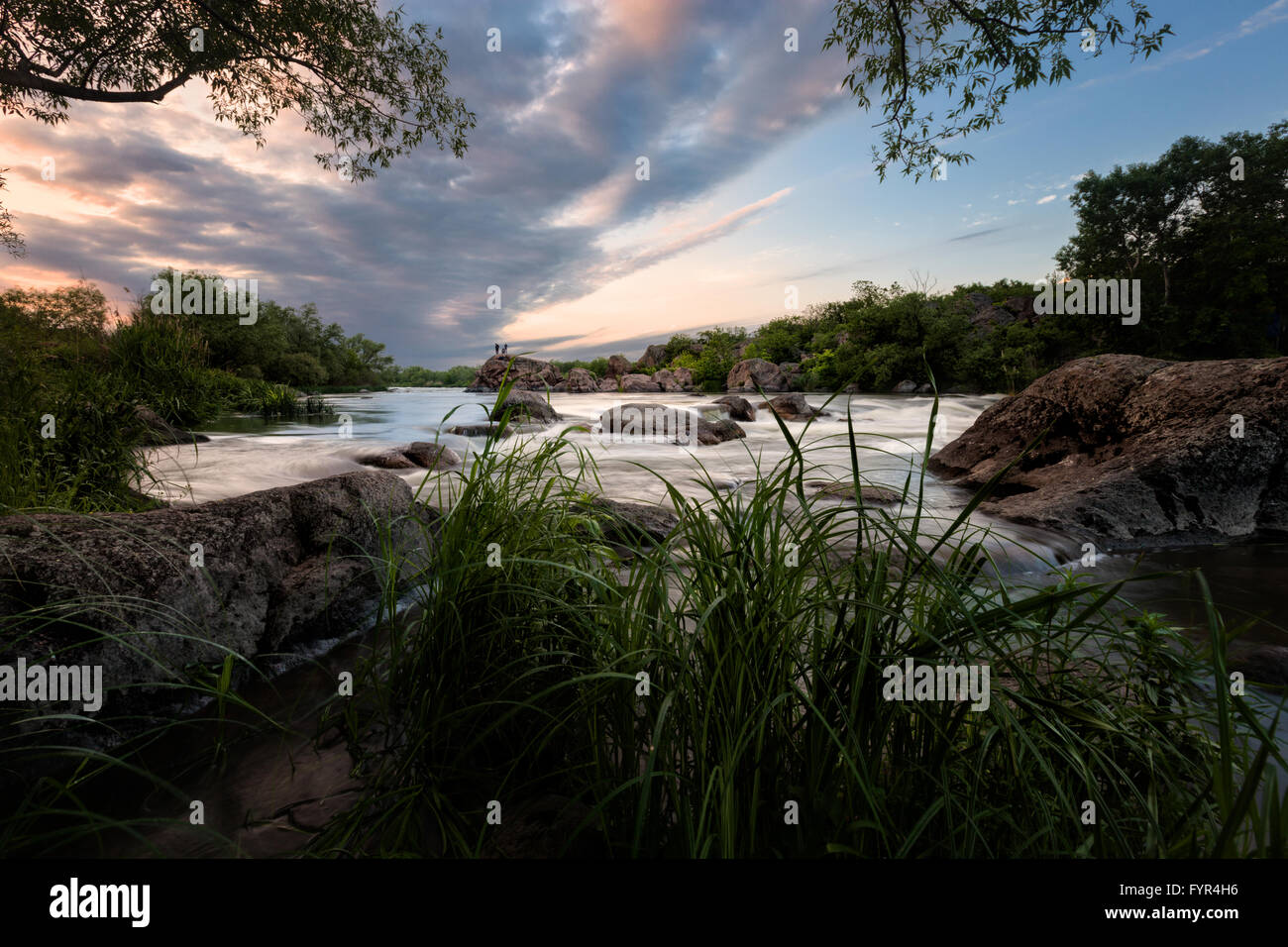 Sommerabend am Fluss Stockfoto